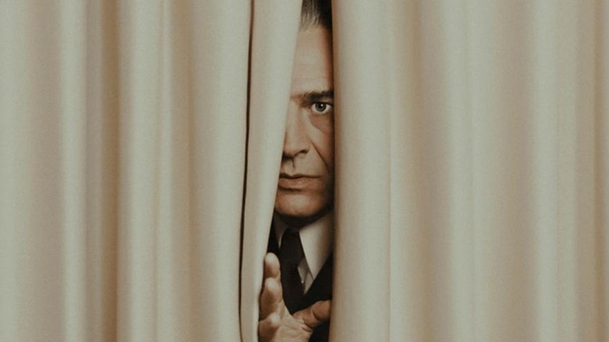 ‘Cristóbal Balenciaga’ desfila por Disney+ como un vestido de alta costura: correcto pero no para todos los públicos