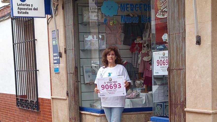 Paqui posa delante de su administración, en Moral de Calatrava (Ciudad Real)