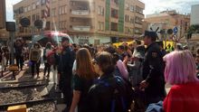 La policía carga contra una mujer en las vías a la altura de Santiago El Mayor