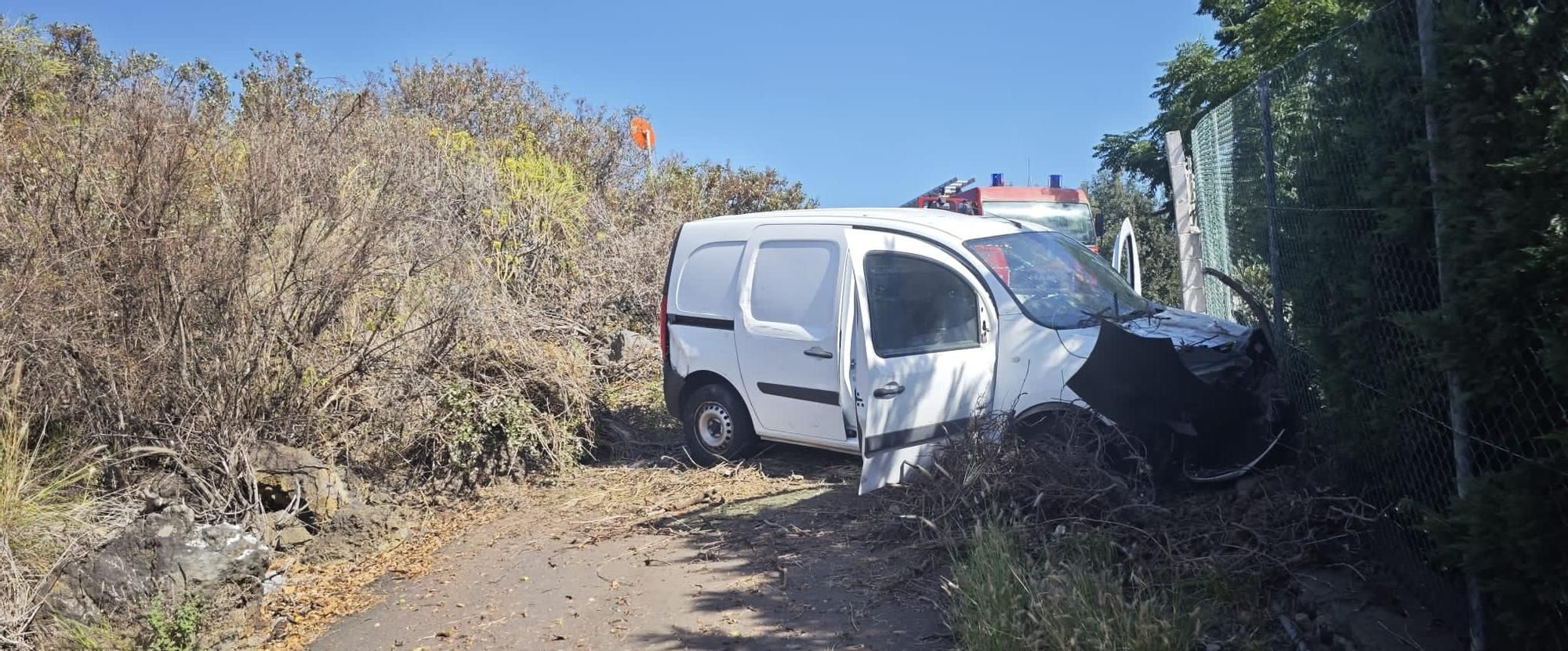Estado del vehículo tras el accidente. BOMBEROS LA PALMA