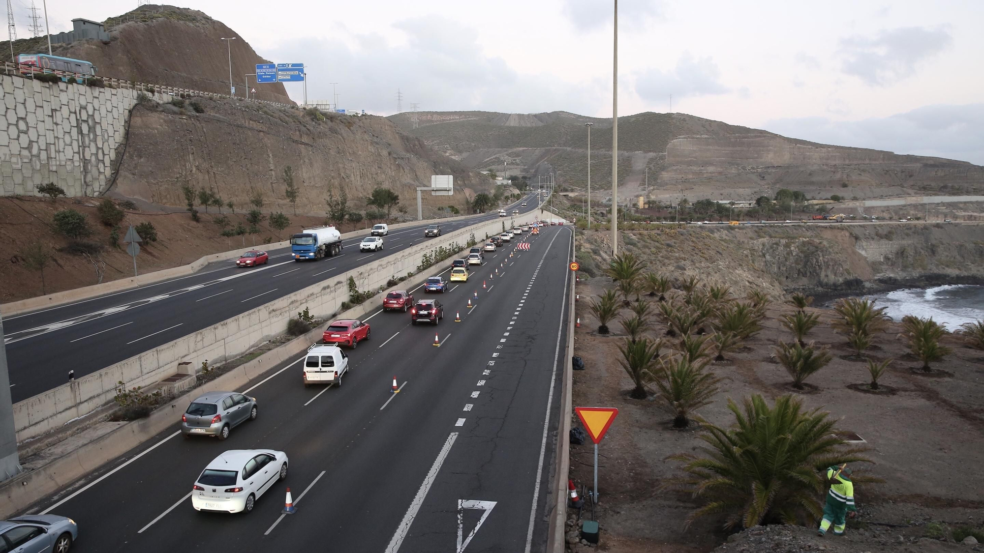 Circulación en la GC-1 este jueves 12 de diciembre, en el cruce de Mercalaspalmas. (Alejandro Ramos).