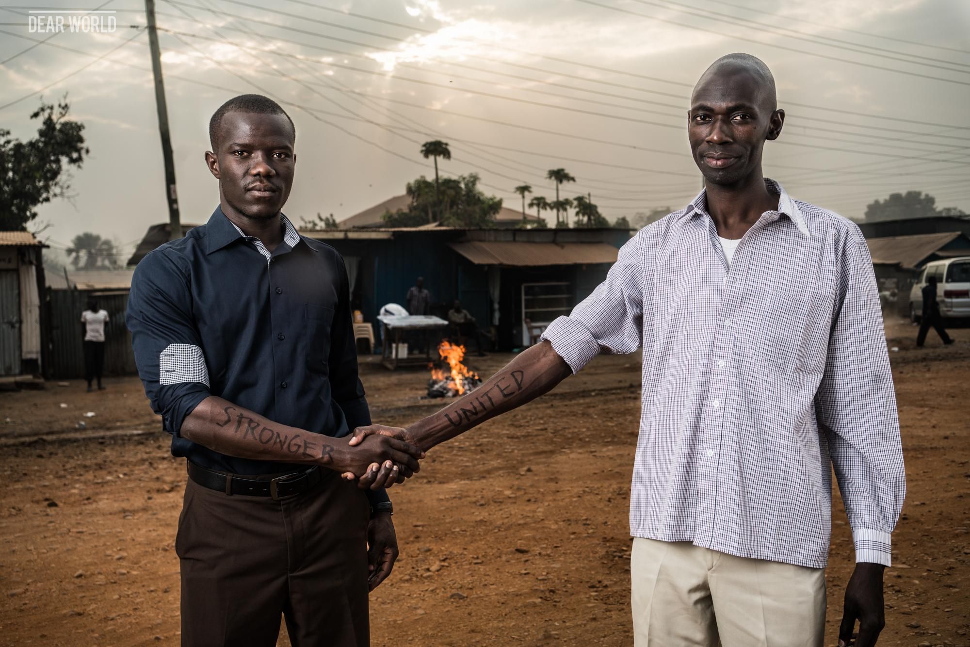 Edmund Yakani es un comprometivo activista sursudanés y el director de la ONG CEPO, que tiene por objetivo alcanzar la paz y proteger a la población civil. Francis Tiban es también miembro de CEPO y promueve una reforma por la seguridad, los derechos humanos y los principios democráticos. “La confianza y el respeto son un paso clave para reconstruir el país. Solo cuando se da oportunidad al diálogo hay espacio para discutir sobre la paz. A mi me guía la necesidad de defender el interés público, de contribuir a construir un país por y para la gente. El silencio no ejerce ninguna influencia. Hay que tomar una decisión de manera consciente para trabajar para los intereses de la gente y afrontar las consecuencias. Los retos no nos dan miedo, sino que suponen una oportunidad para encontrar diferentes caminos para el cambio. Siempre habrá desacuerdos y discusiones, pero todo eso puede resolverse mediante el diálogo y no con las armas. Los sursudaneses necesitan recordar lo que nos llevó a luchar por la independencia, la esperanza de un Sudán del Sur unido. Yo confío en un activismo que haga esto posible”. | FOTO: Robert X. Fogarty - Oxfam Intermón