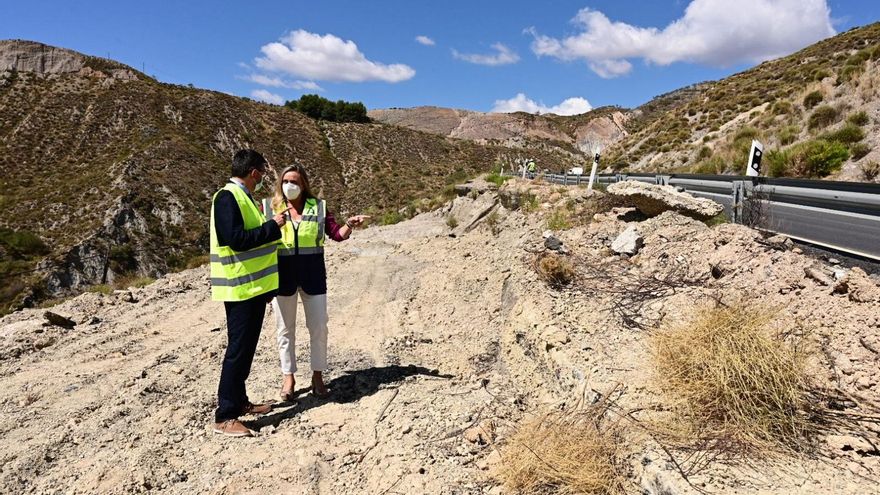 Archivo - El hasta ahora alcalde de Cádiar, Javier Martín, y la consejera de Fomento, Marifrán Carazo, en una visita de obras a una carretera del municipio, en imagen de archivo