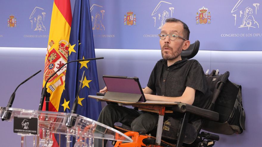 El portavoz de Unidas Podemos en el Congreso, Pablo Echenique, ofrece una rueda de prensa antes de su intervención en la Junta de Portavoces en el Congreso de los Diputados, a 19 de abril de 2022, en Madrid (España).