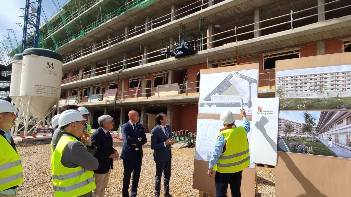 Visita a las obras de los minipisos de La Palomera con Suárez-Quiñones y el alcalde Diez, entre otros.