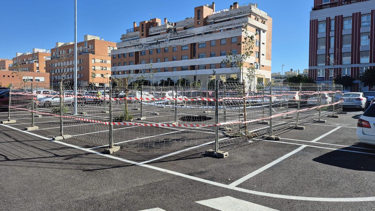 Vallado del socavón del parking de Valdeolleros.