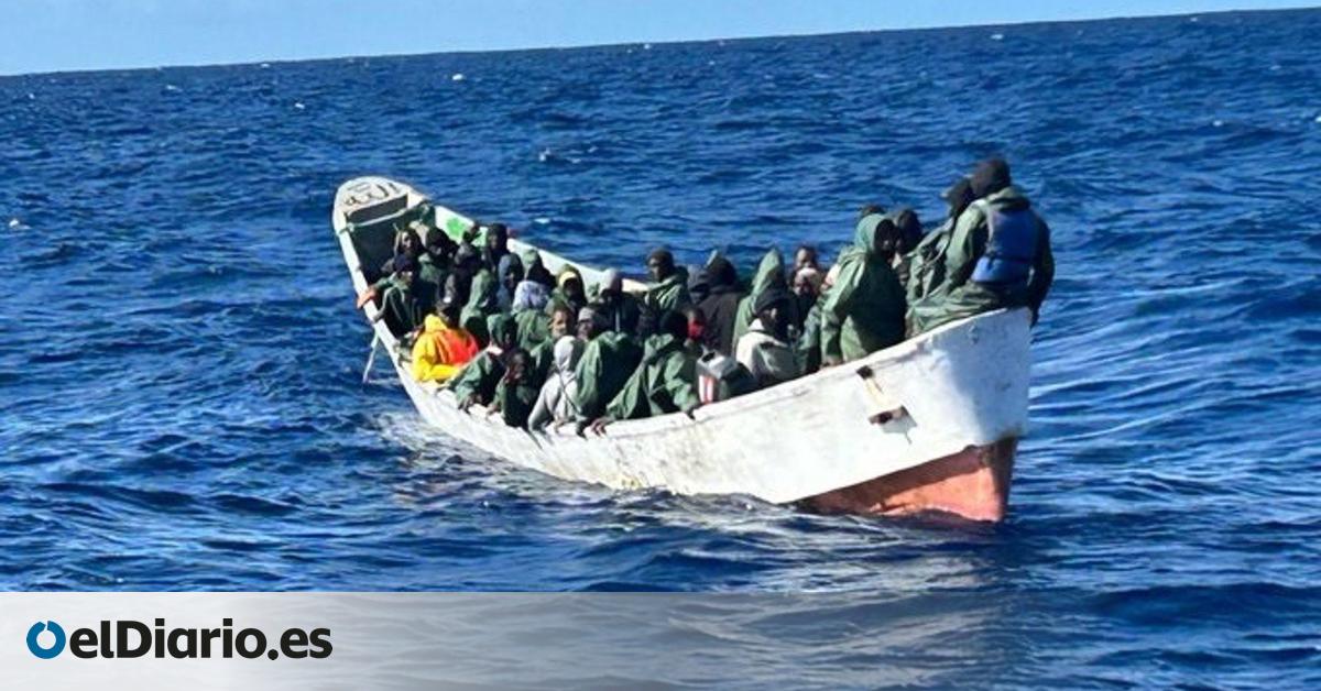 Evacuados a centros sanitarios seis de los 84 migrantes que llegaron este martes a Tenerife a bordo de un cayuco