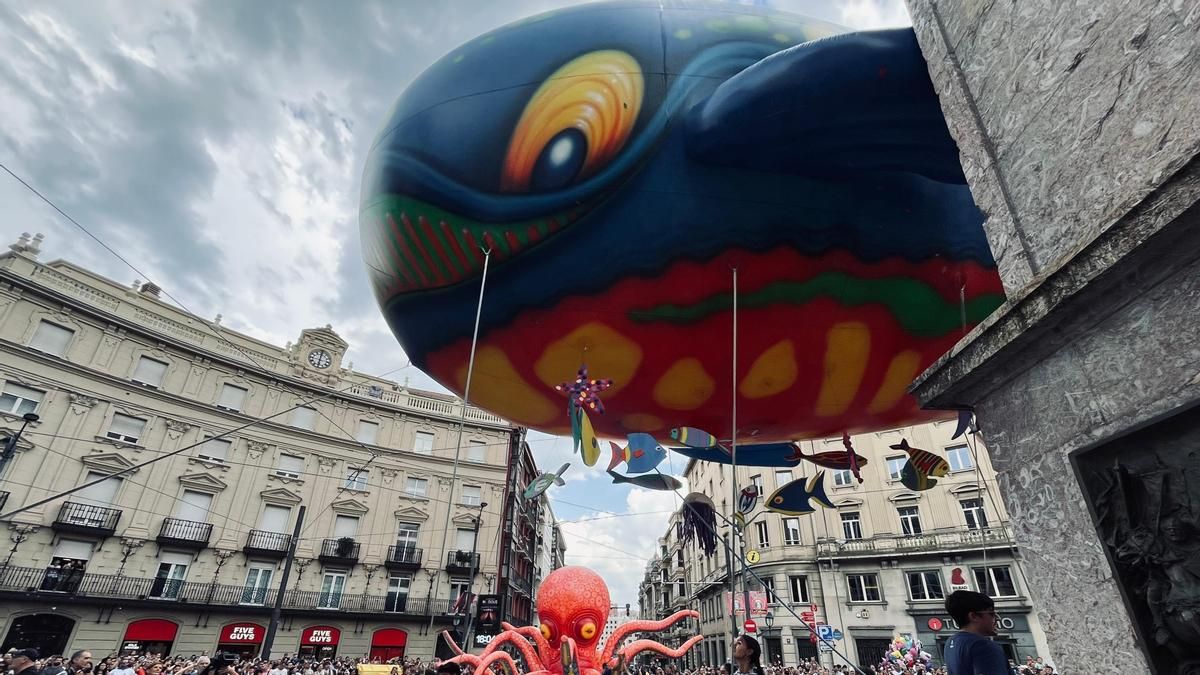 La ballena 'Bali' y su fauna marina desfilan en Bilbao acompañados de nuevos personajes inspirados en China
