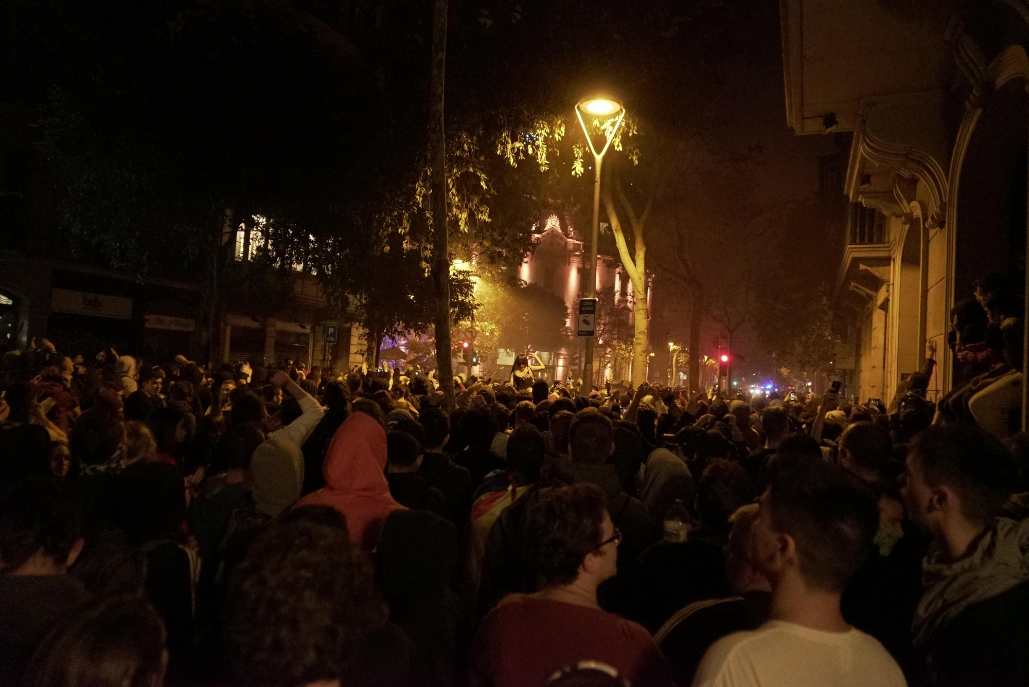 Manifestantes durante la noche de protestas