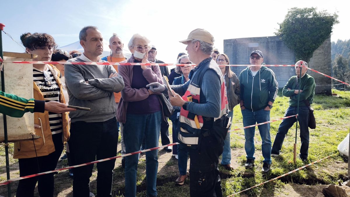 Avelino Gutiérrez, a la derecha de la imagen, comenta el hallazgo con el consejero, la directora general y familiares de las víctimas de la represión franquista.