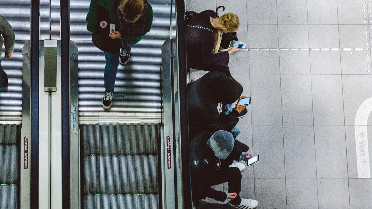 Varias personas usando sus teléfonos móviles 