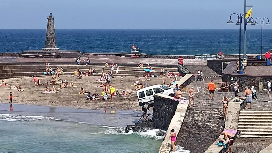 De culo y sin frenos en Bajamar: una furgoneta vacía atropella a una joven y casi cae sobre la playa llena de gente