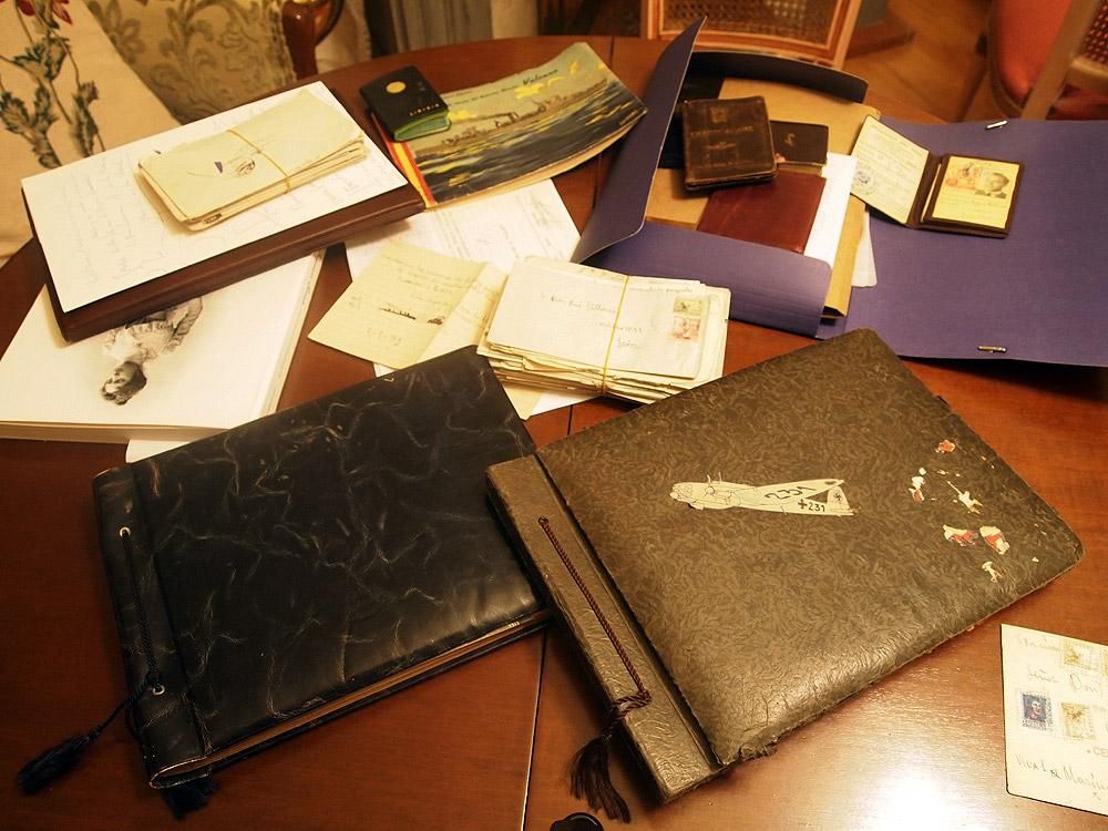 Los documentos de Pepín Pallarés, con diarios y álbumes de fotos.