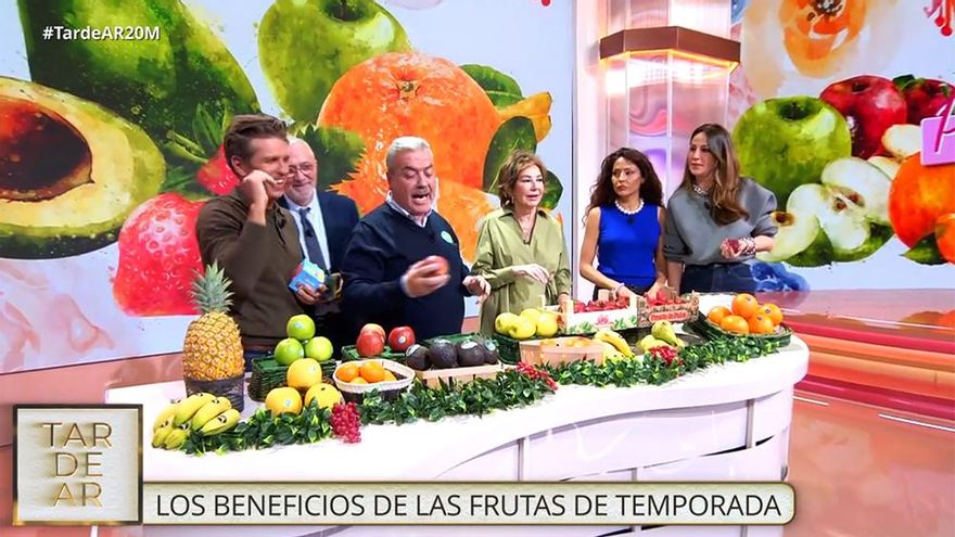 Ana Rosa exclama el "¡me gusta la fruta!" de Isabel Díaz Ayuso y el PP aprovechando una sección de 'TardeAR'