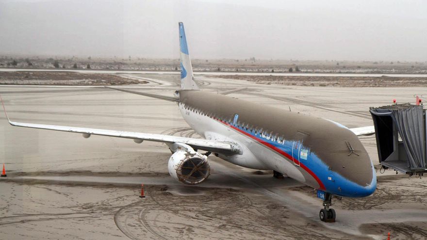 Un avión tapado por las cenizas volcánicas en el aeropuerto de Bariloche hace 10 años.