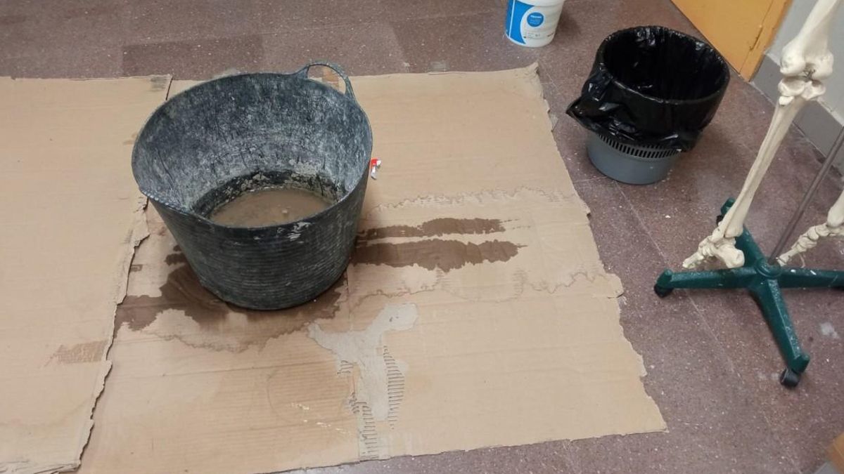 Cubo para recoger goteras en el CIFP Manuel Antonio de Vigo.