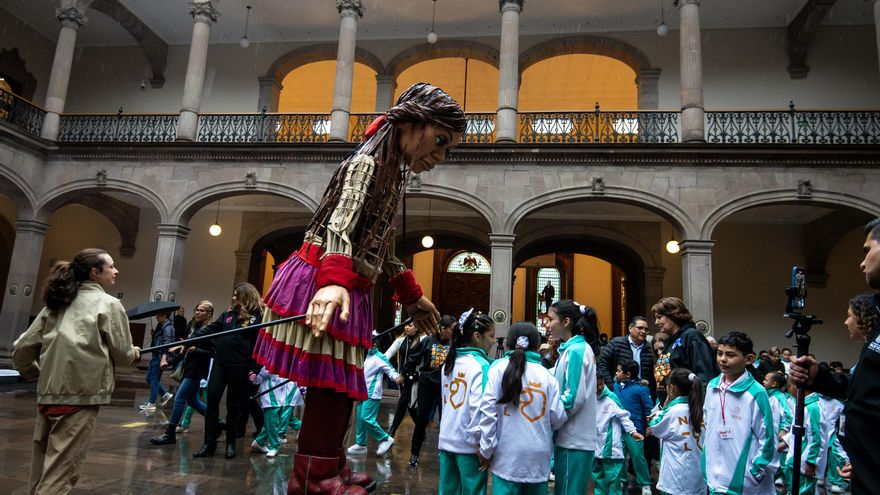 La muñeca Amal promueve la inclusión en la mexicana Monterrey ante el flujo migratorio