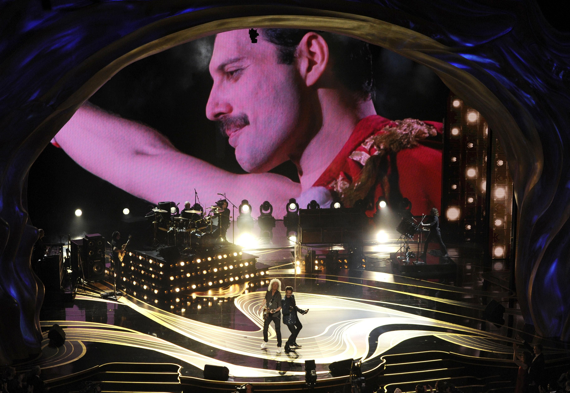 Imagen de Freddy Mercury durante la actuación de Queen + Adam Lambert