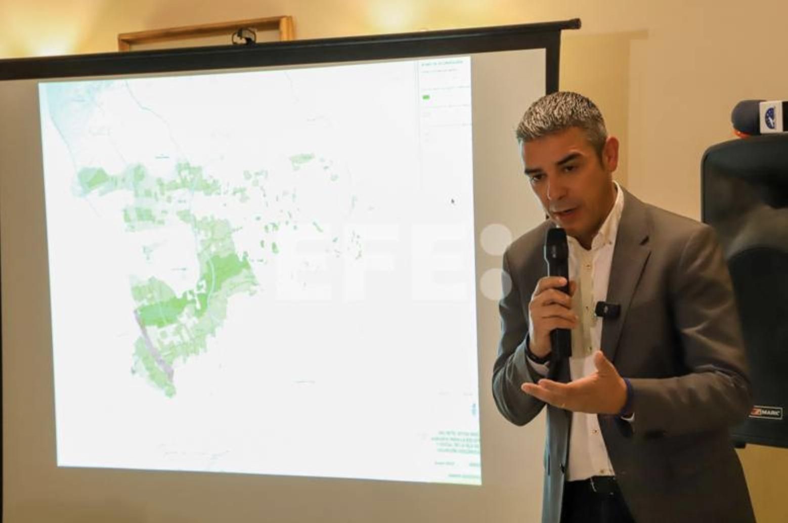 El consejero de Agricultura del Gobierno de Canarias, Narvay Quintero, ha presentado el decreto agrícola para la reconstrucción de La Palma, que zonifica la superficie de coladas según el espesor y la estabilidad del suelo, y permite la recuperación del 75 % de las fincas sepultadas bajo la lava. EFE/Luis G. Morera