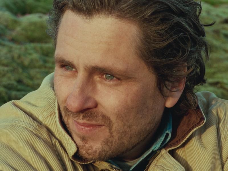 Sverrir Gudnason como Magnus, procesando la separación