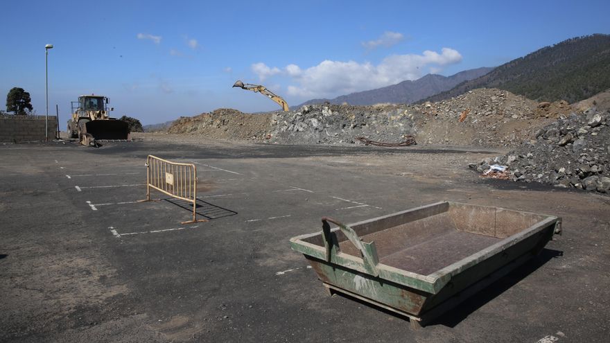 Trabajos para allanar el terreno en El Paso, que se destinará a implantar 30 viviendas prefabricadas.