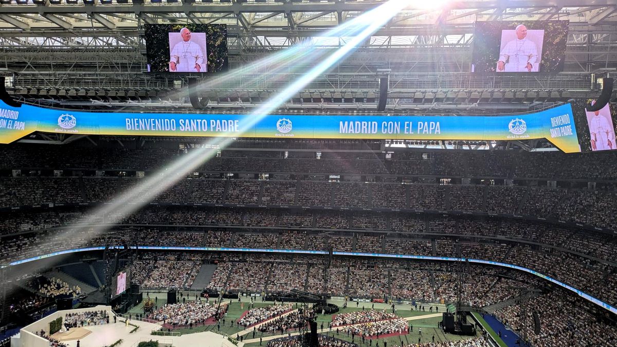 La 'superestrella' León XIV culmina su visita resucitando al Bernabéu musical: “Huid del que canta la misma melodía”