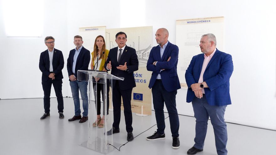 El alcalde de Murcia José Antonio Serrano, acompañado del concejal de Cultura, Turismo y Deportes, Pedro García Rex; del concejal de Programas Europeos, Iniciativas Municipales y Vía Pública, Juan Fernando Hernández; del concejal de Educación, Agenda Urbana y Gobierno Abierto, Antonio Benito; de la concejala de Salud y Transformación Digital, Esther Nevado y del concejal de Empleo, Comercios y Mercado, Juan Vicente Larrosa