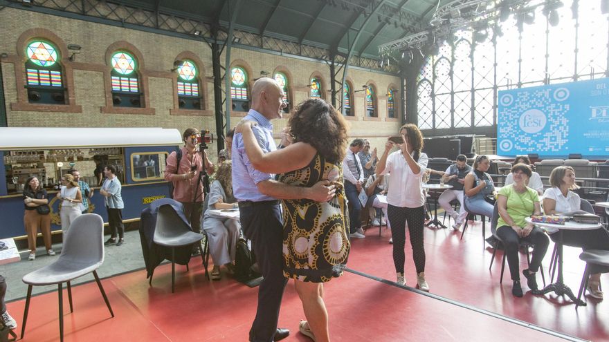 El alcalde de Sevilla bailando con la directora de Viento Sur Teatro