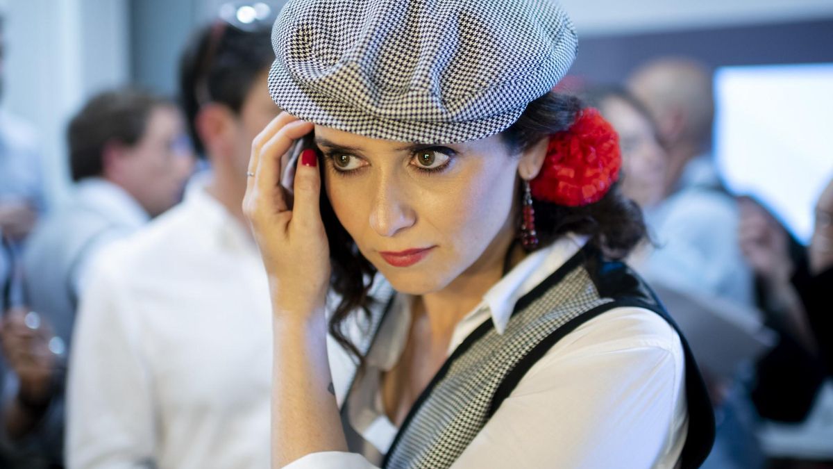 Isabel Díaz Ayuso vestida con el traje de chulapo.