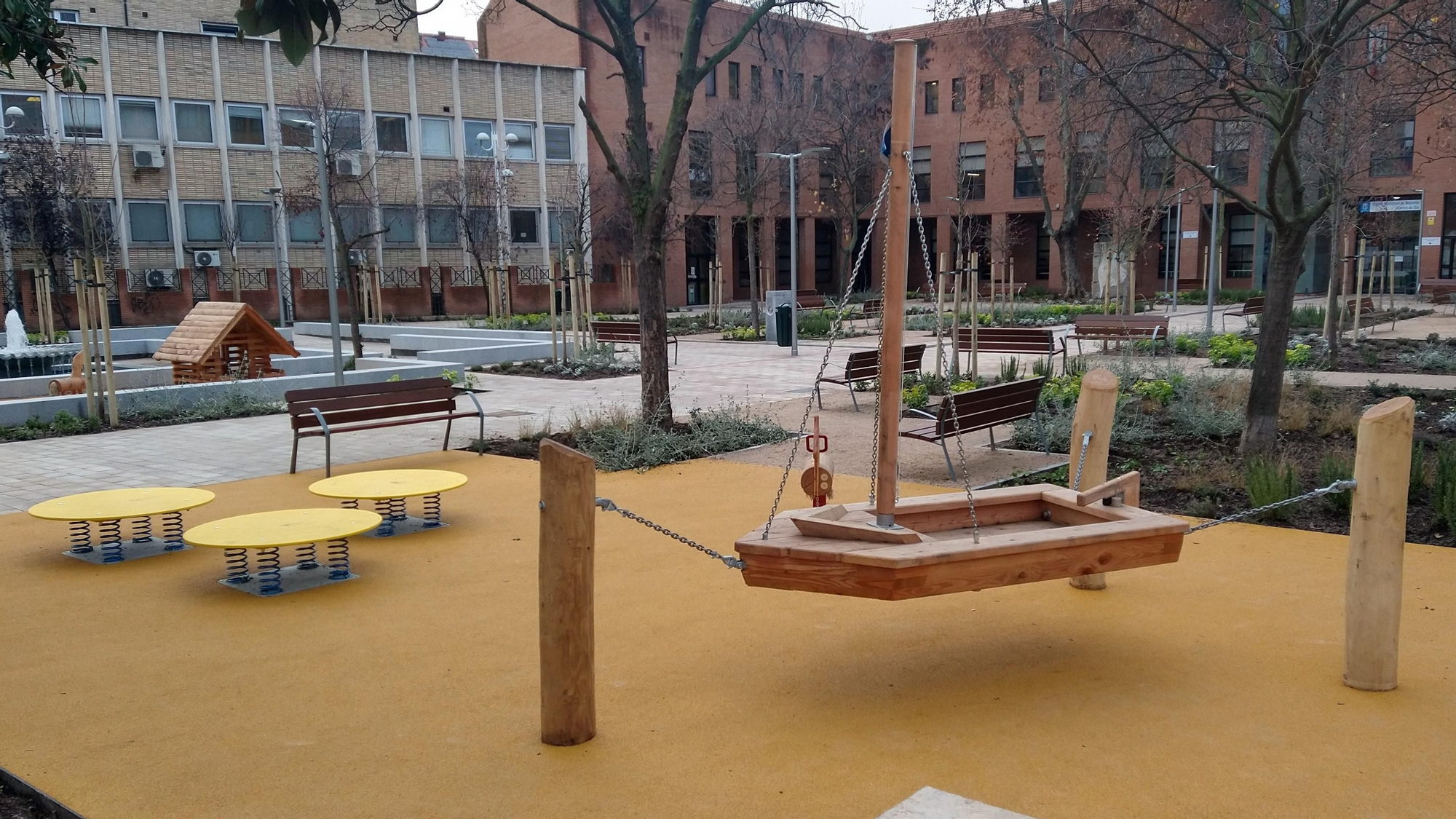 Vista de la plaza de la Remonta reformada