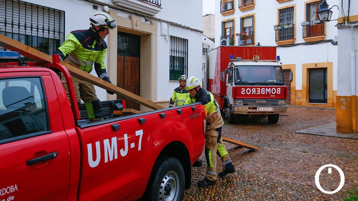 Imagen de archivo de los bomberos trabajando por peligro de derrumbe en Córdoba.