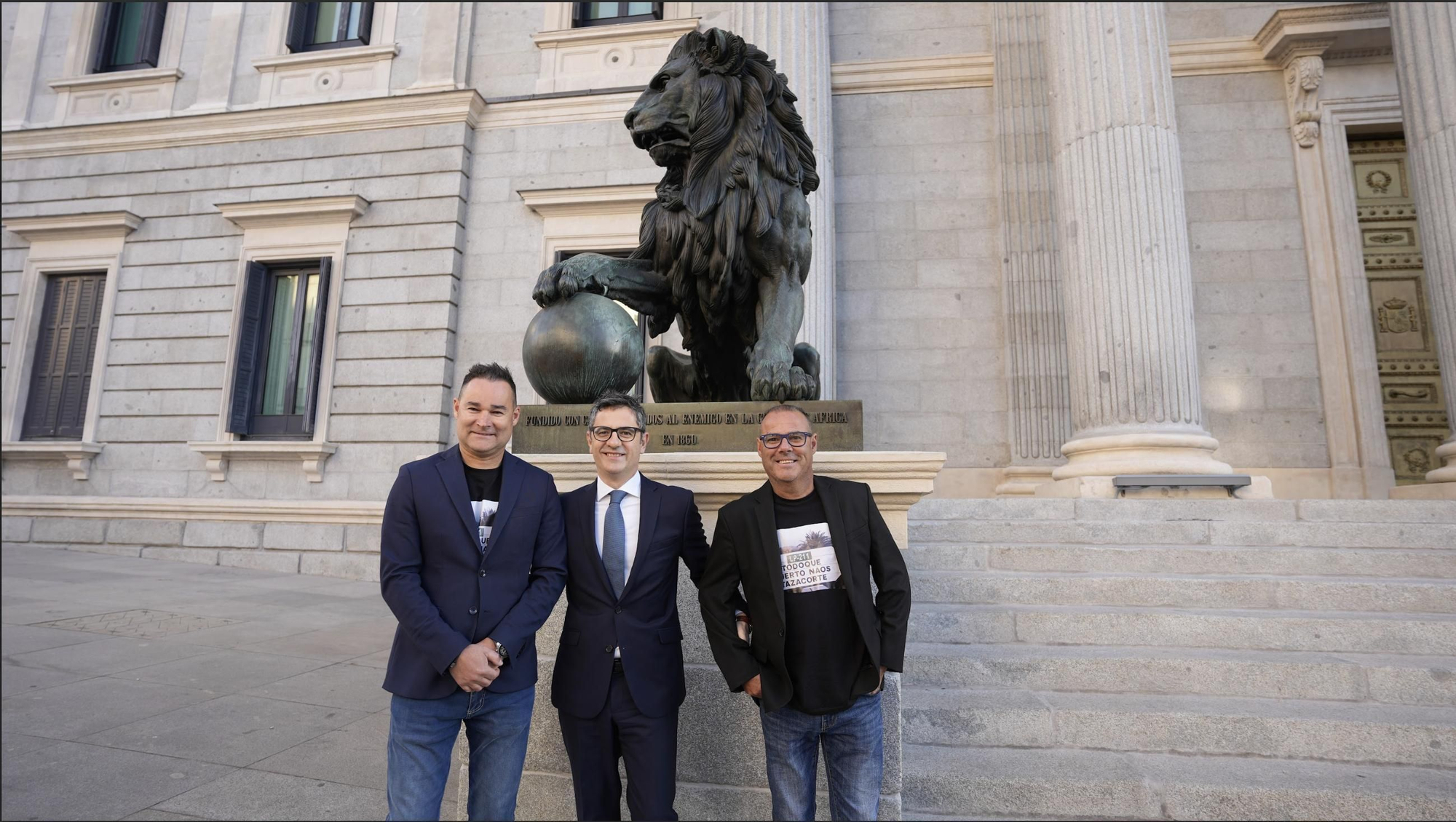 El ministro Félix Bolaños con los hermanos Jacob y Adalberto en los exterior del Congreso. Pool Moncloa/Raúl Salgado