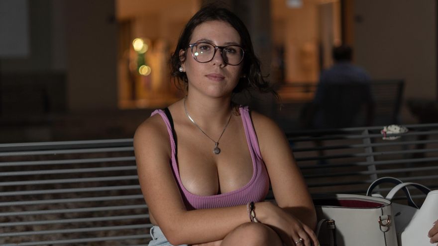Helena (18 años), estudiante de grado medio de peluquería y trabajadora en una tienda de ropa.