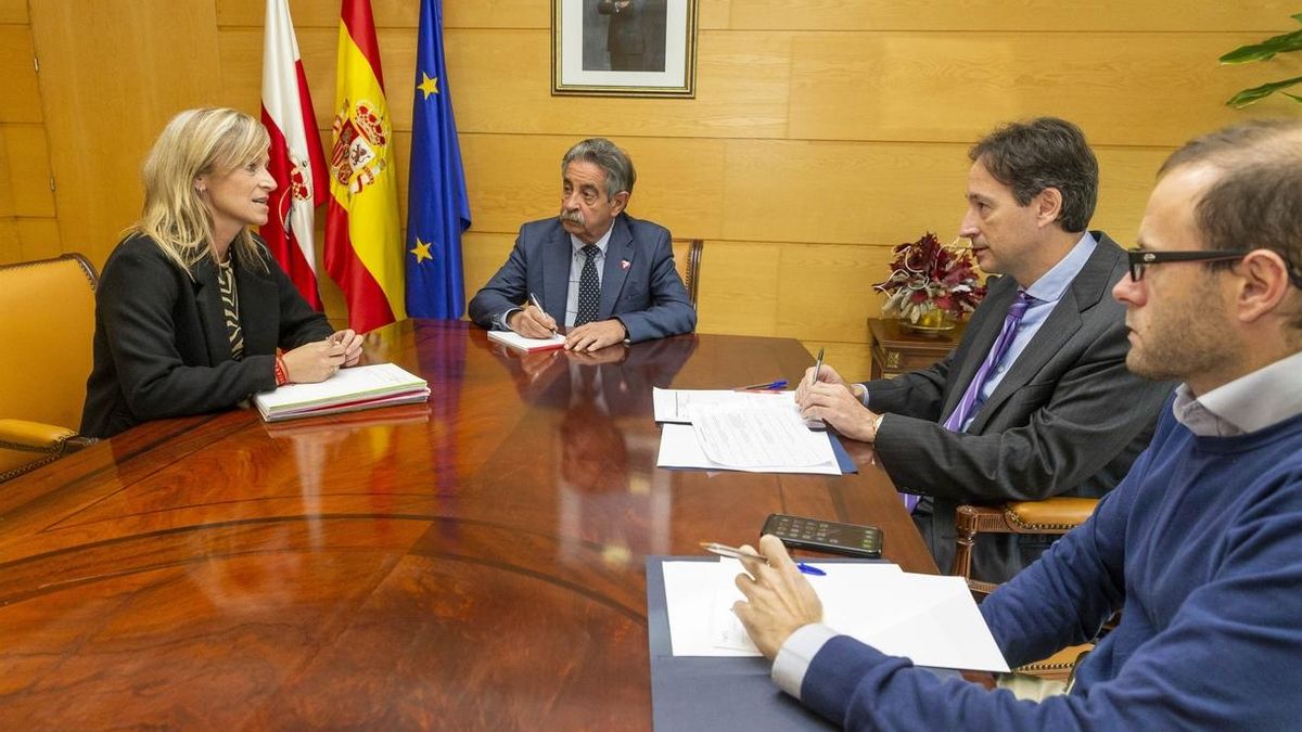 La reunión se ha celebrado en la sede del Gobierno de Cantabria. | MIGUEL LÓPEZ