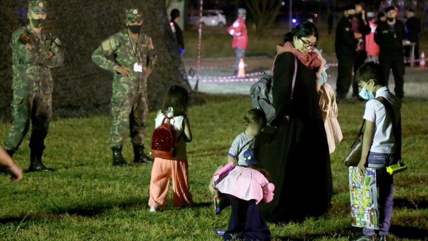 Llegan a Albania los primeros 121 refugiados afganos, 11 de ellos bebés