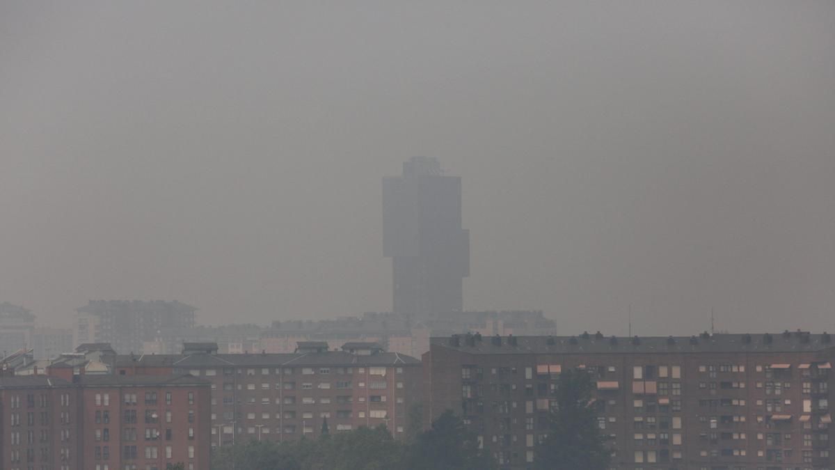 Intenso humo en Ponferrada debido a los diferentes incendios activos.