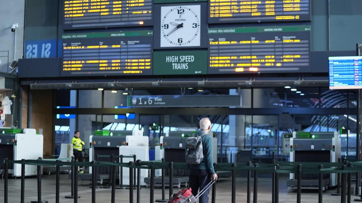 Viajeros en la estación de  Santa Justa de Sevilla tras el accidente ferroviario de Urda (Toledo). A 29 de octubre de 2026 en Sevilla (Andalucía, España).