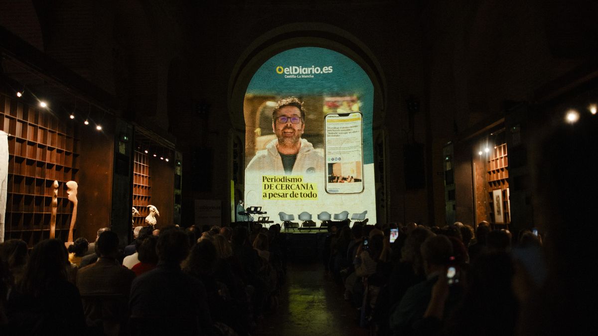 Fidel Manjavacas, periodista en Toledodiario.es, medio colaborador de elDiario.es Castilla-La Mancha, durante la presentación del equipo en los Reconocimientos Somos Km.0 de elDiario.es Castilla-La Mancha