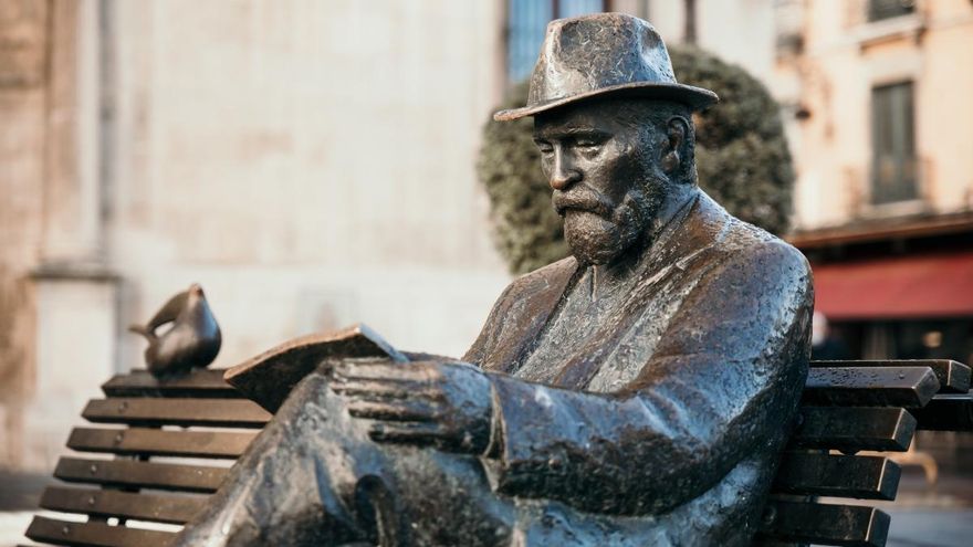 Estatua de Gaudí frente a la Casa Botines