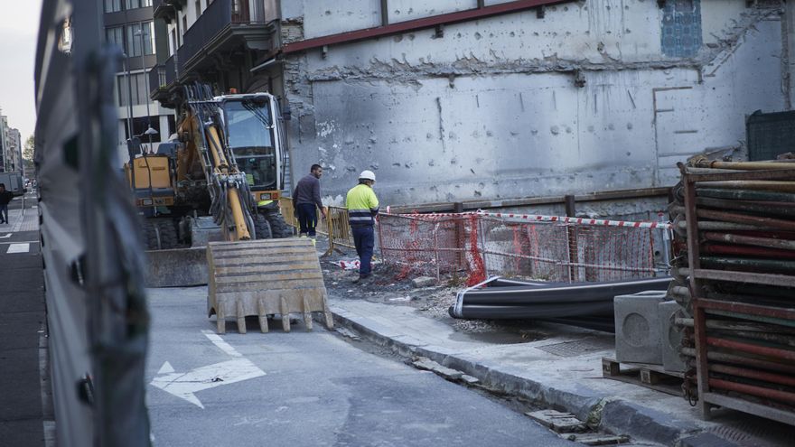 Archivo - Varios trabajadores de la construcción trabajan en una obra en Pamplona.