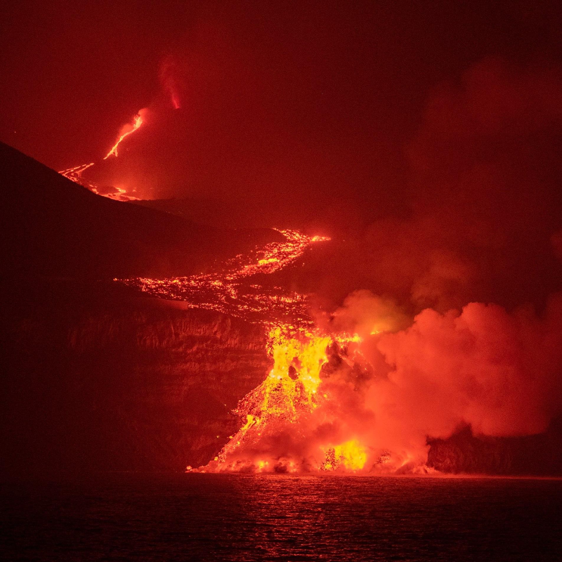 Colada de lava cayendo al mar en Tazacorte