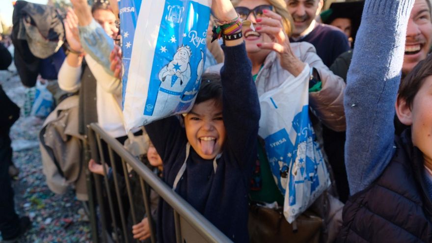 Un pequeño más que satisfecho con la cosecha recogida