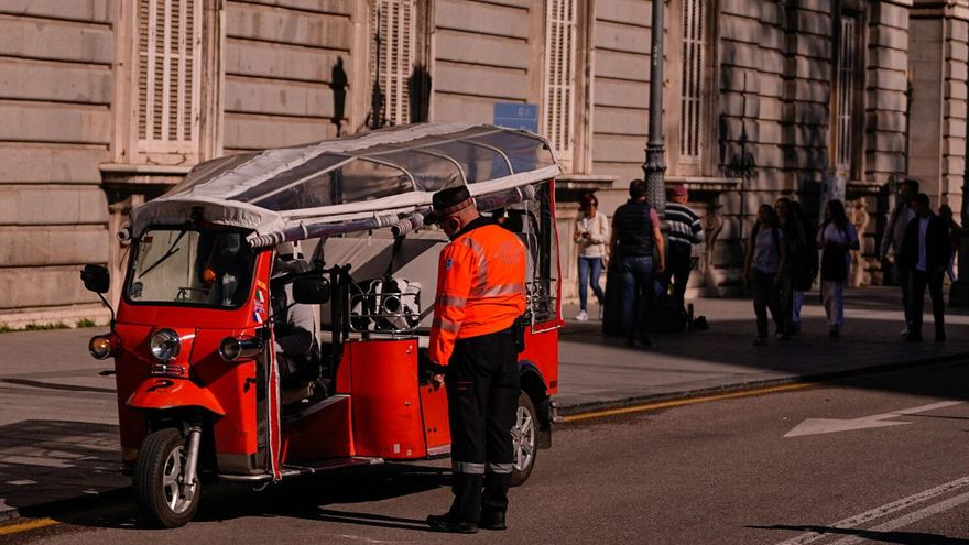 El Ayuntamiento de Madrid se lanza a por los tuk tuks con multas por aparcar mal en los puntos donde recogen viajeros