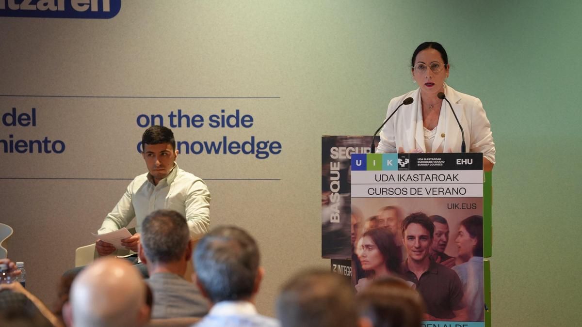 La consejera de Educación, Begoña Pedrosa, durante el Curso de Verano de la EHU Basque Segurtasun Foroa. Seguridad Integral y comunidad