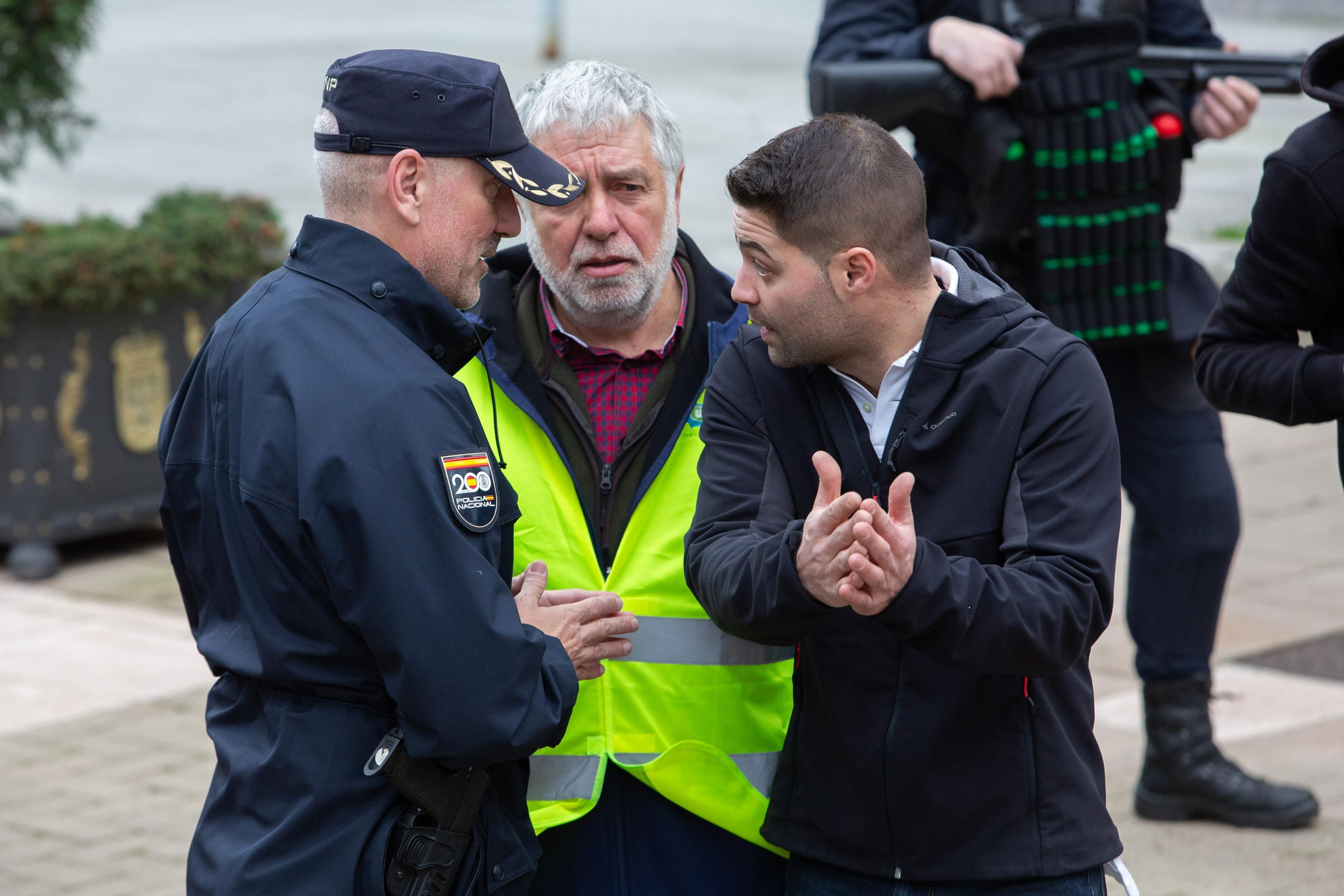 Ganaderos mediando con los antidisturbios ante Presidencia