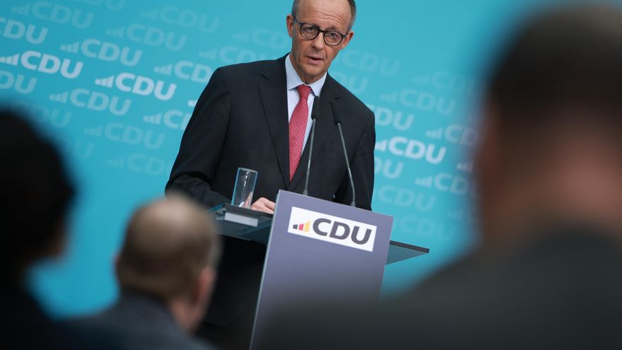 El canciller alemán Friedrich Merz habla durante una conferencia de prensa tras una reunión del comité ejecutivo del partido CDU en Berlín, Alemania, 09 de marzo de 2026. La reunión del comité se celebró después de las elecciones regionales en Baden-Wuerttemberg que tuvieron lugar el 08 de marzo de 2026. (Elecciones, Alemania) EFE/EPA/CLEMENS BILAN