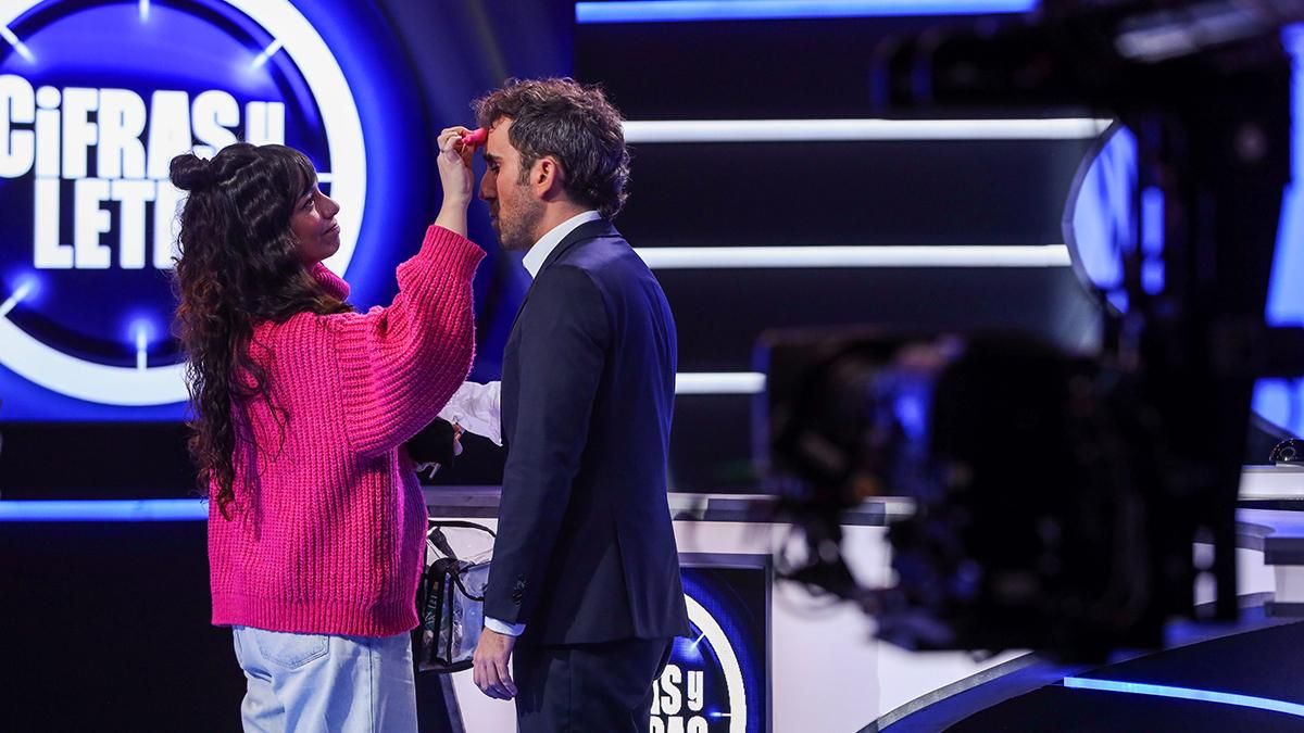 Aitor Albizua y una maquilladora de 'Cifras y letras', en una pausa de la grabación