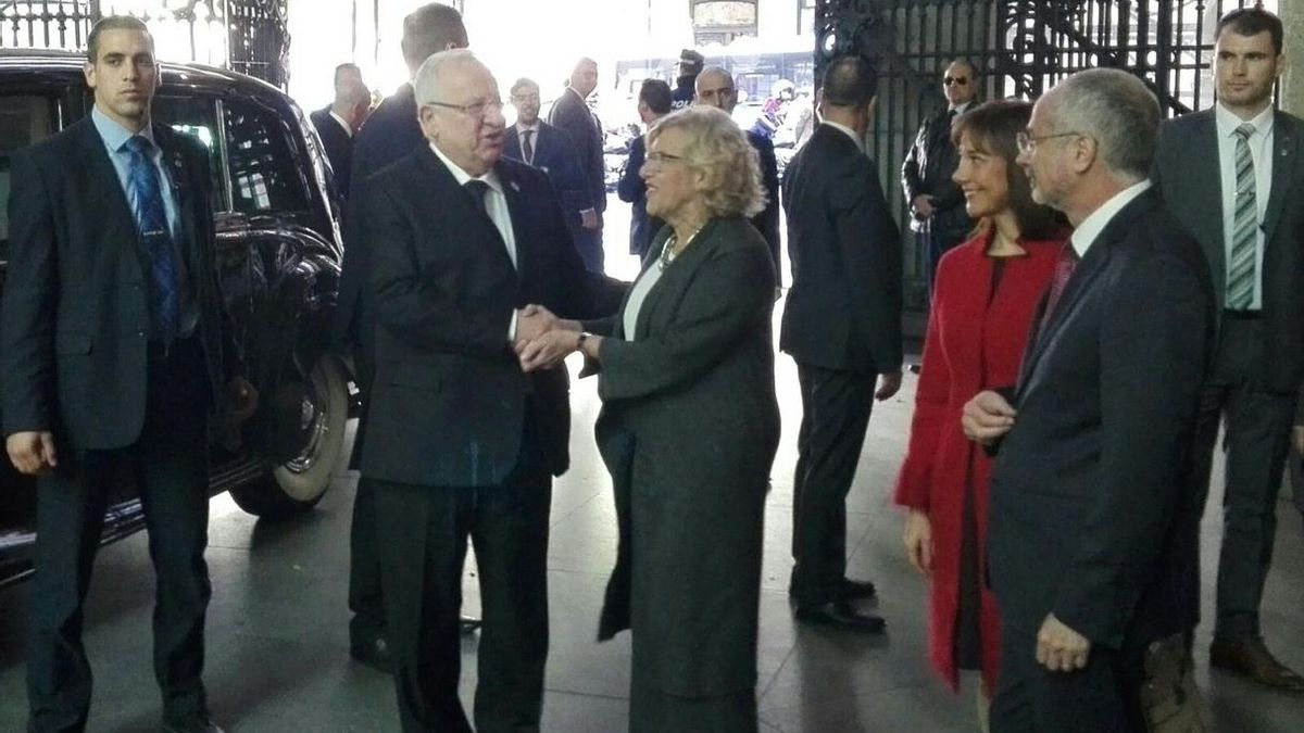 Carmena entrega las Llaves de Oro de Madrid al presidente de Israel con protesta en la calle