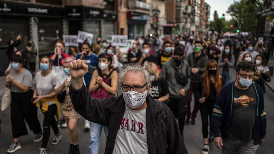 Cientos de vecinos han salido a la calle en Usera para protestar contra lo que consideran "restricciones políticas"