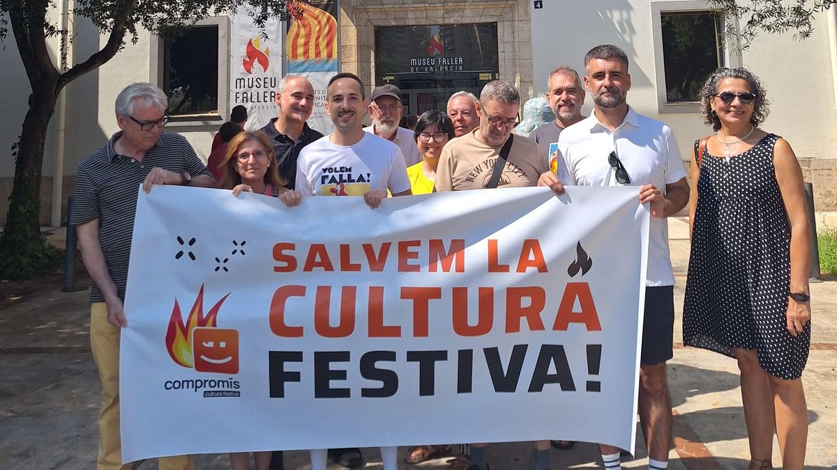 Miembros de Compromís, entre ellos el concejal Pere Fuset, protestan frente al Museo Fallero.